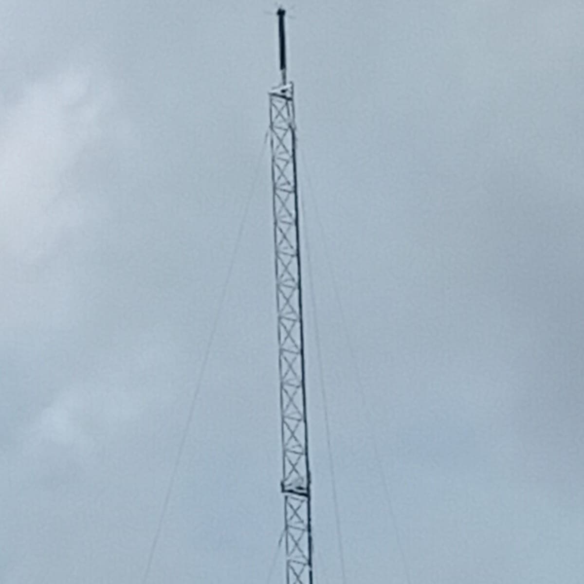 Tower rangka besi untuk penangkal petir